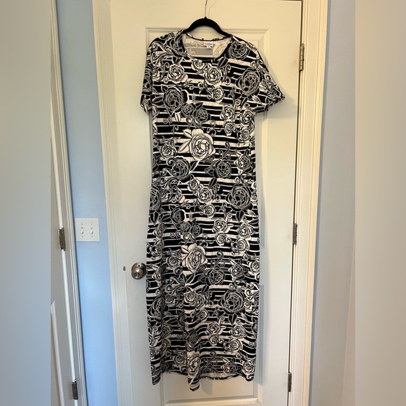 LuLaRoe Dresses & Skirts - Like new LuLaRoe column maxi dress black white rose floral short sleeve